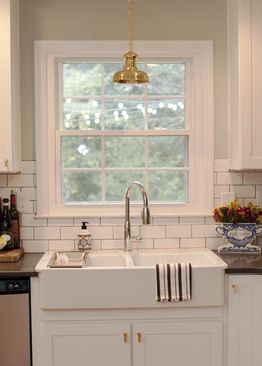 A kitchen with Lewis Dolin Brass Bar Pulls.